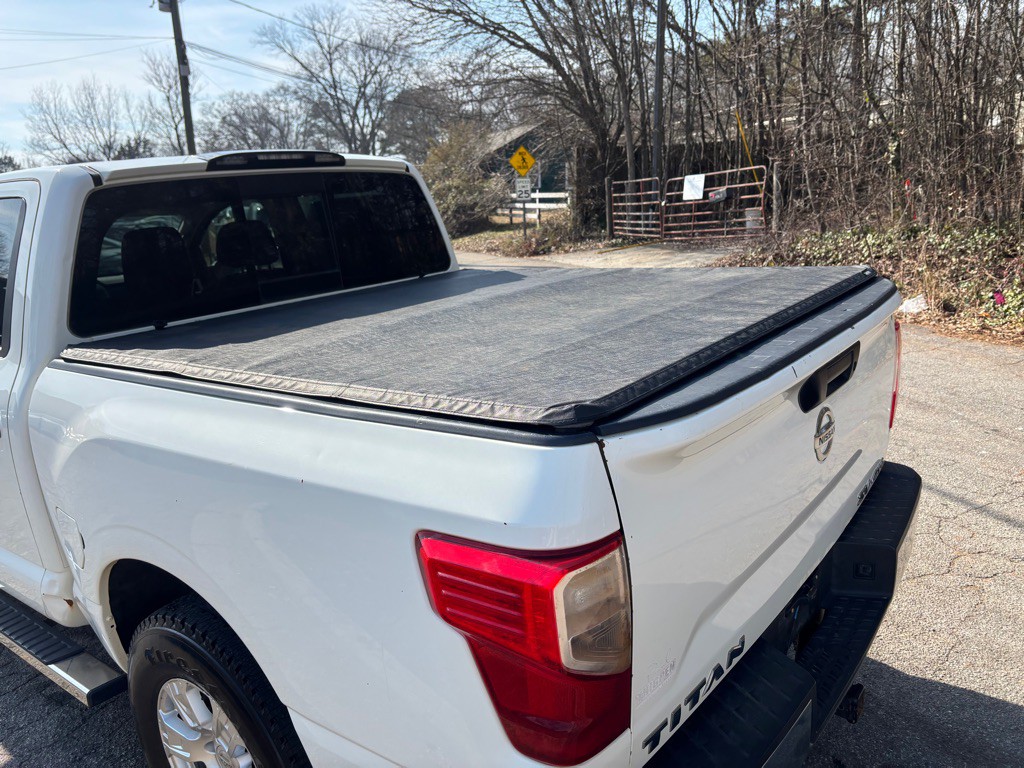 2017 Nissan Titan Image 20