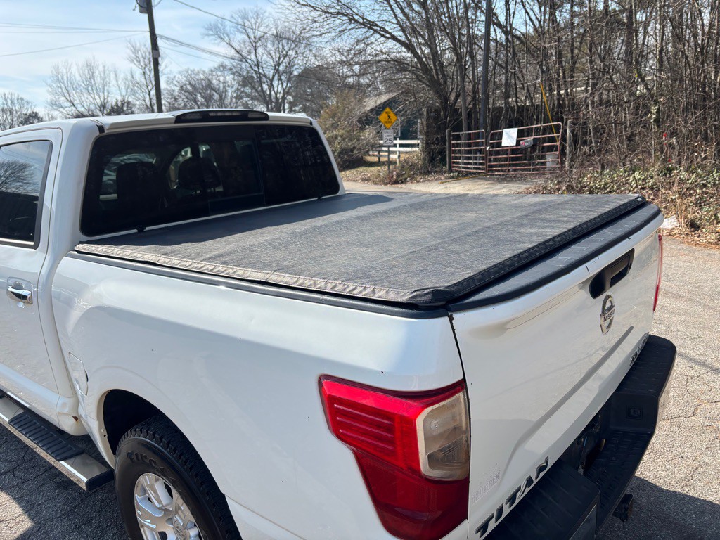 2017 Nissan Titan Image 21