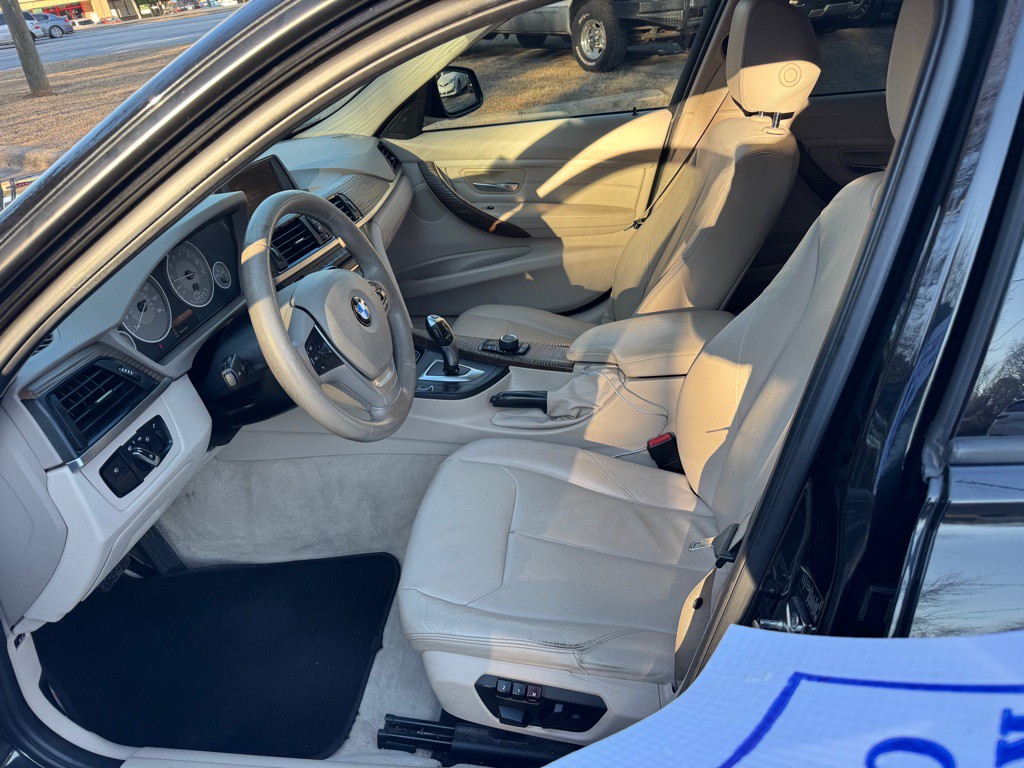 2012 BMW 3 Series Image 23