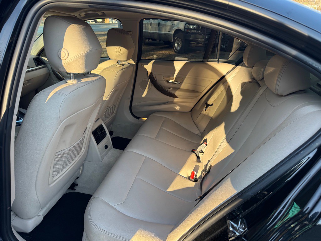 2012 BMW 3 Series Image 24