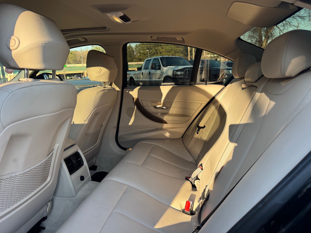 2012 BMW 3 Series Image 25