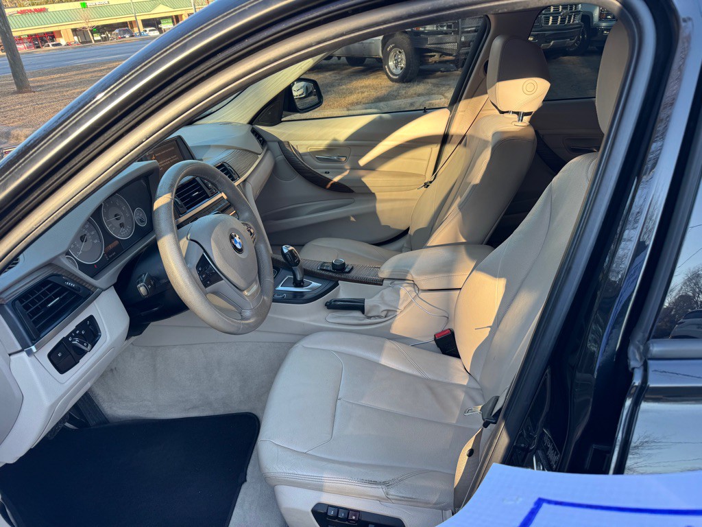 2012 BMW 3 Series Image 26