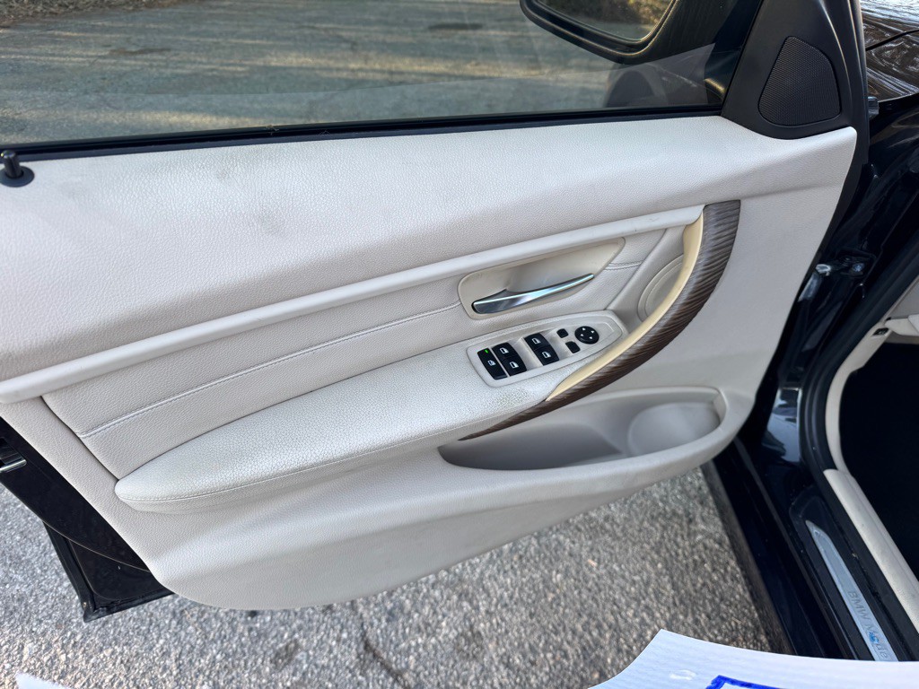 2012 BMW 3 Series Image 28