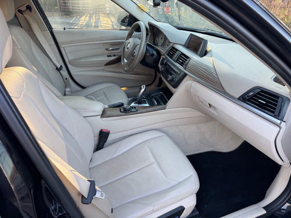 2012 BMW 3 Series Image 32