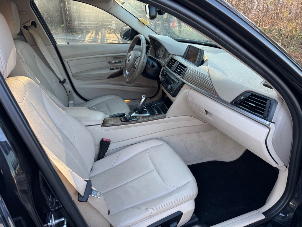 2012 BMW 3 Series Image 34