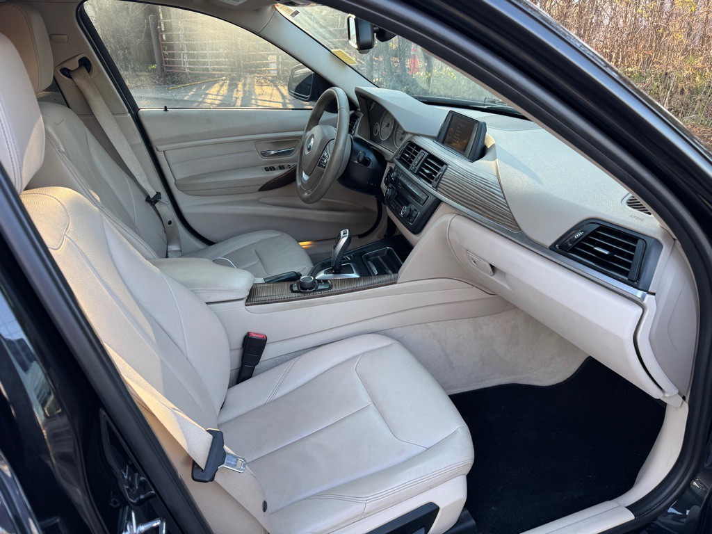 2012 BMW 3 Series Image 35