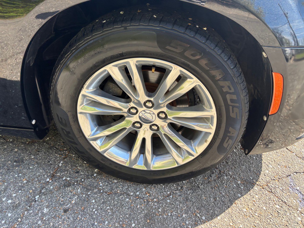 2016 Chrysler 300 Image 9