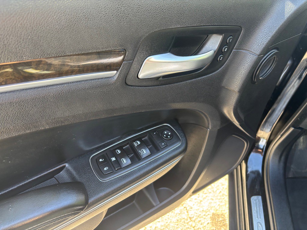 2016 Chrysler 300 Image 17