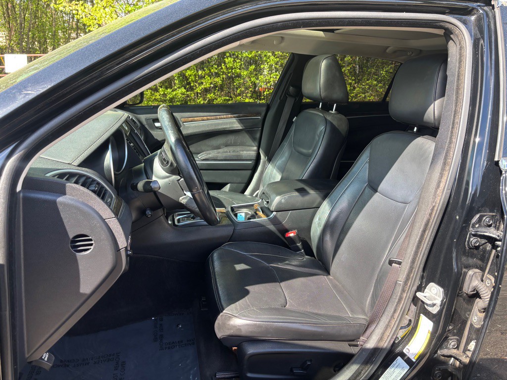 2016 Chrysler 300 Image 22