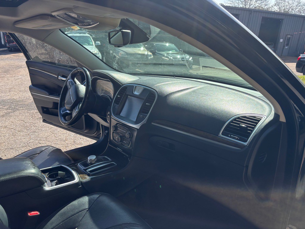 2016 Chrysler 300 Image 25