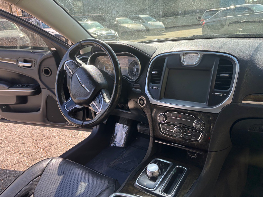 2016 Chrysler 300 Image 26