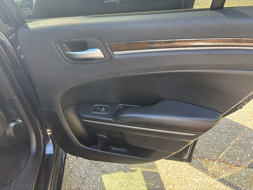 2016 Chrysler 300 Image 30