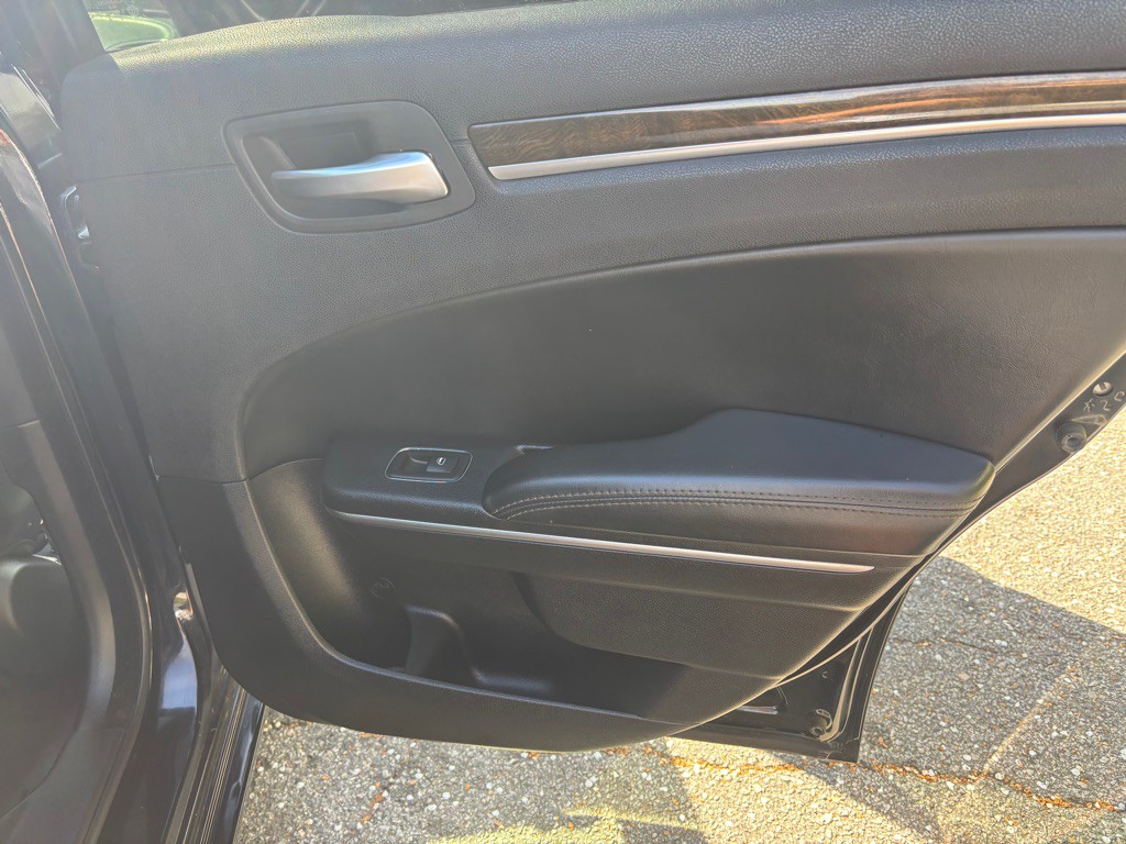 2016 Chrysler 300 Image 31