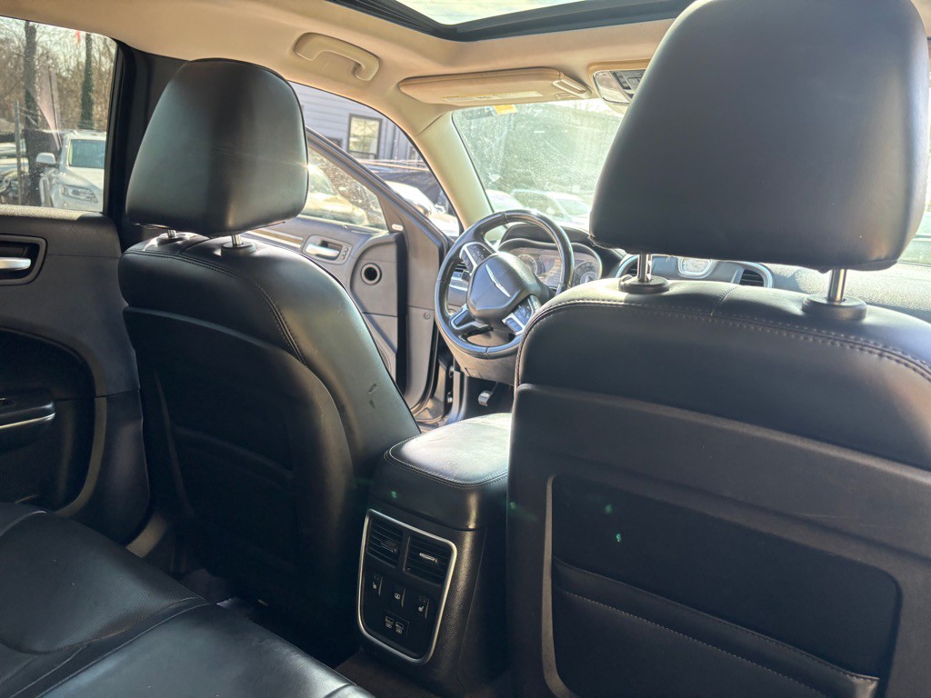 2016 Chrysler 300 Image 32