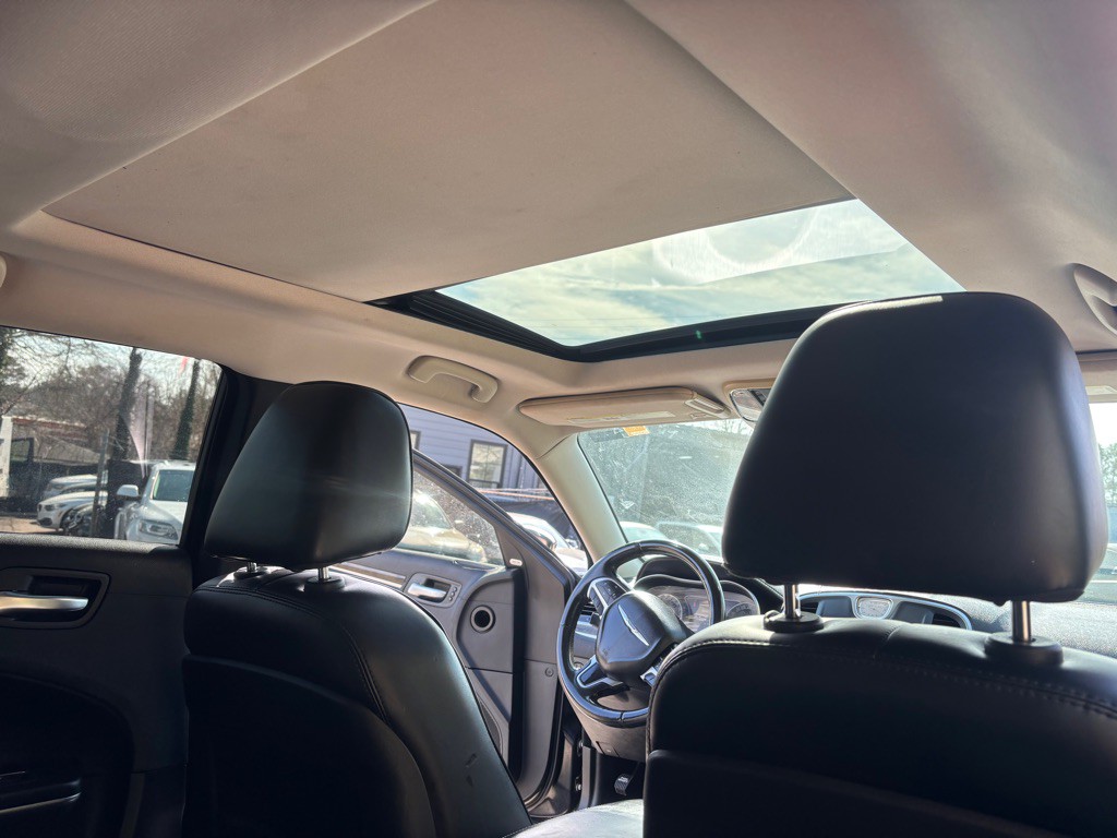 2016 Chrysler 300 Image 33