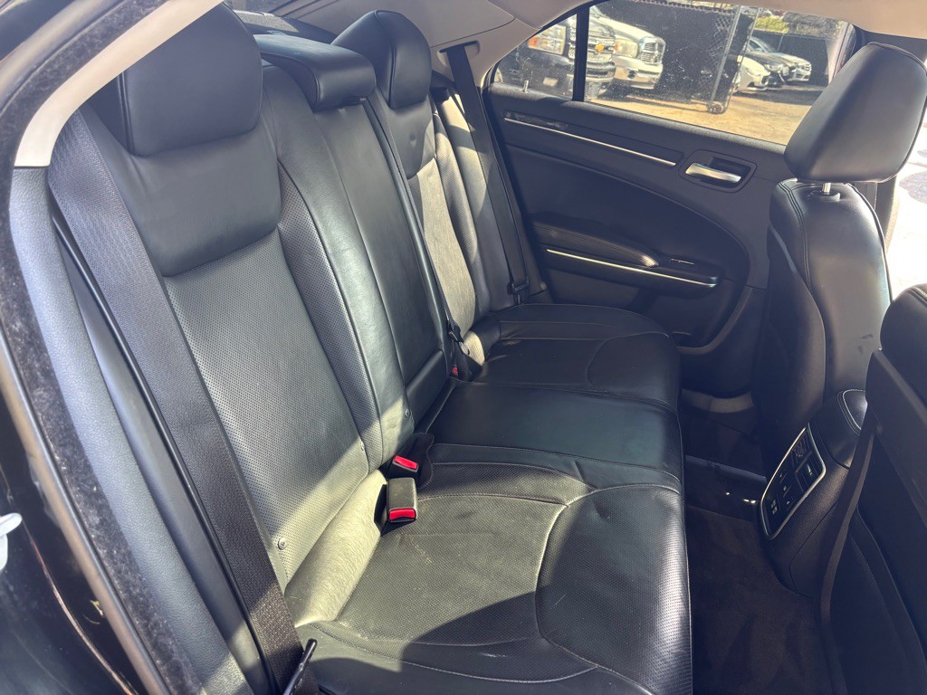 2016 Chrysler 300 Image 34