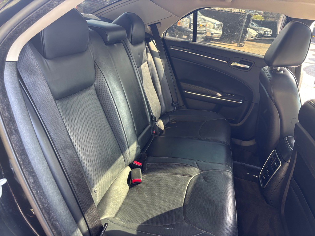 2016 Chrysler 300 Image 35