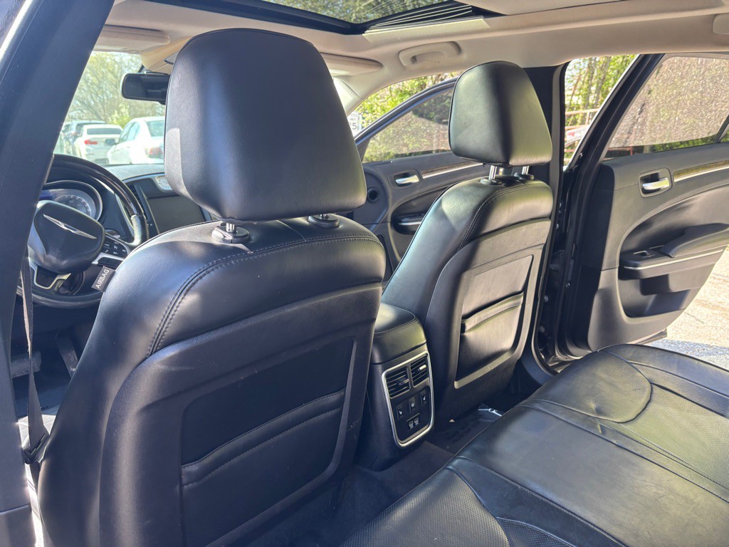 2016 Chrysler 300 Image 36