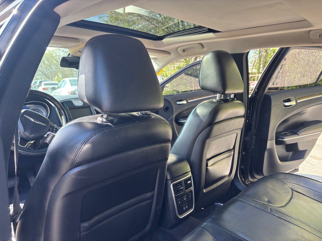 2016 Chrysler 300 Image 37