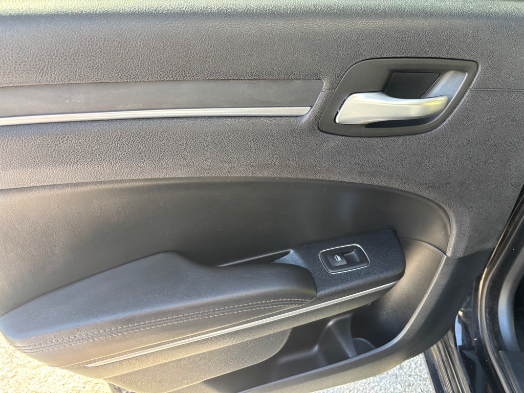 2016 Chrysler 300 Image 38