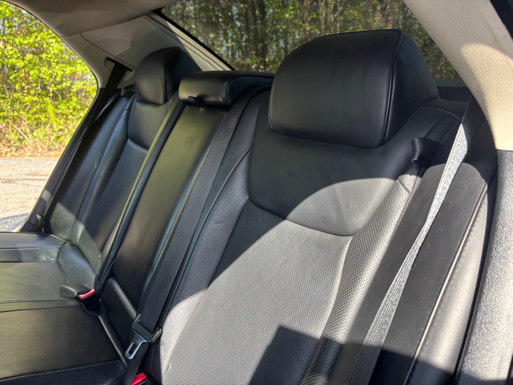 2016 Chrysler 300 Image 39