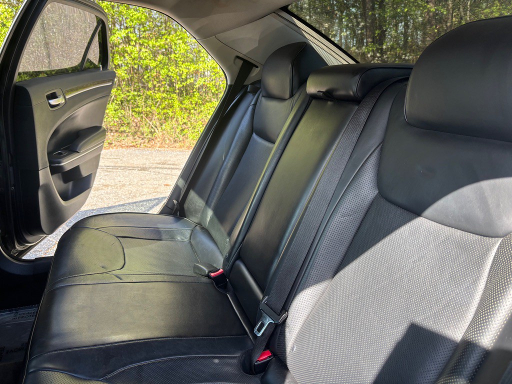 2016 Chrysler 300 Image 40