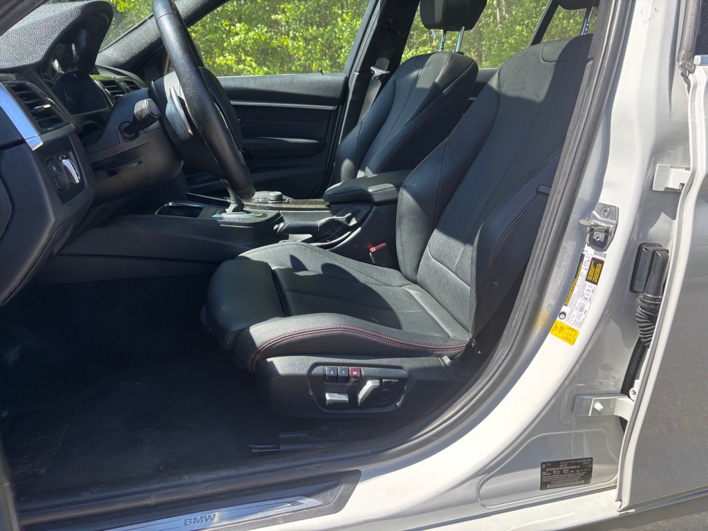 2017 BMW 3 Series Image 17