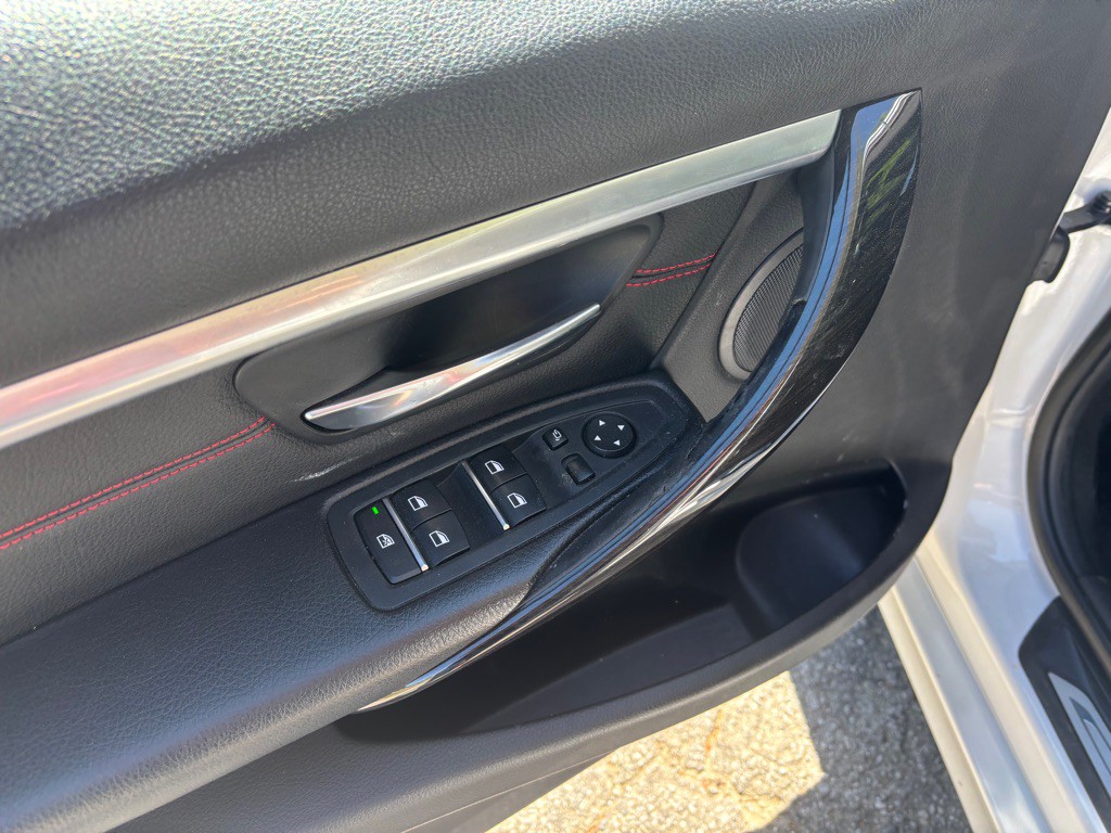 2017 BMW 3 Series Image 18