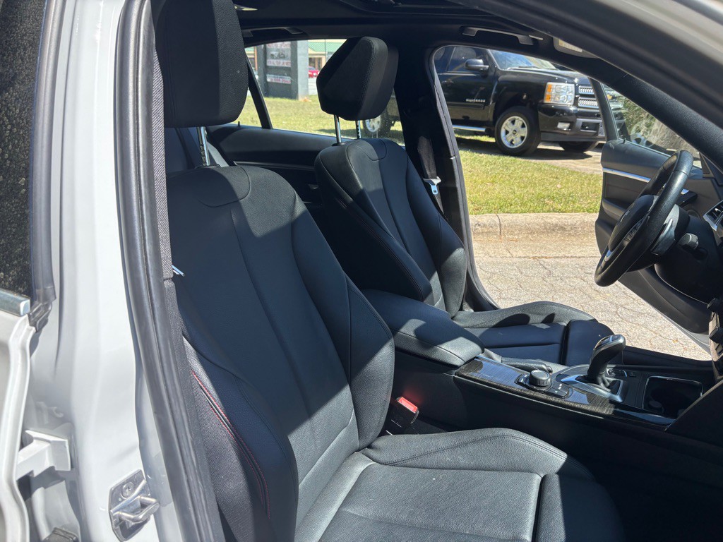 2017 BMW 3 Series Image 19