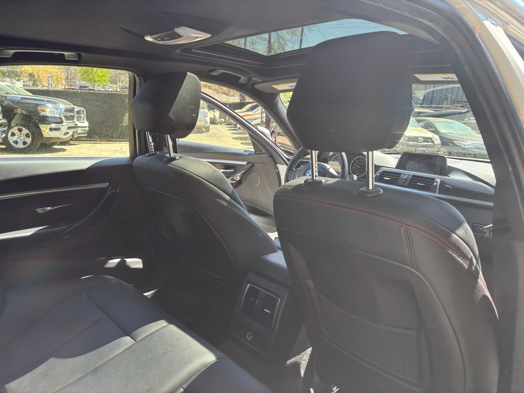 2017 BMW 3 Series Image 23