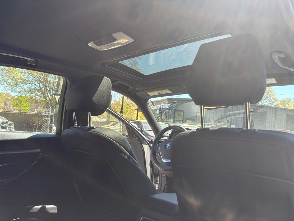 2017 BMW 3 Series Image 24