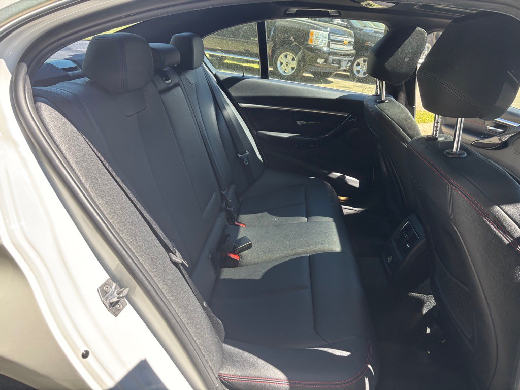 2017 BMW 3 Series Image 25