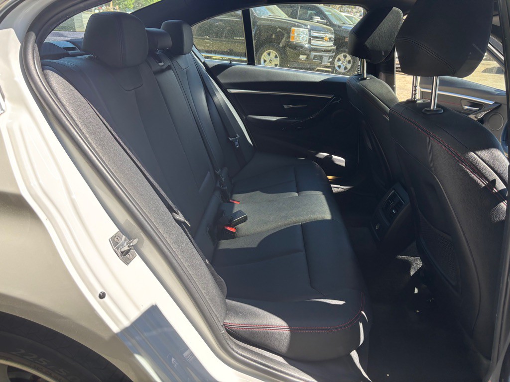 2017 BMW 3 Series Image 26