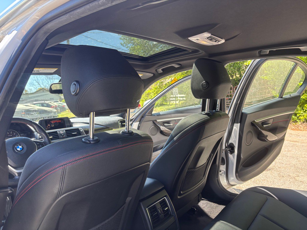 2017 BMW 3 Series Image 27