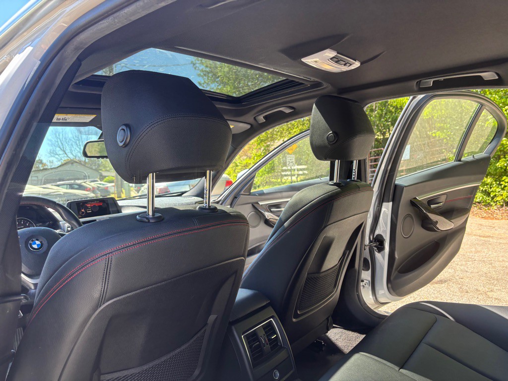 2017 BMW 3 Series Image 28