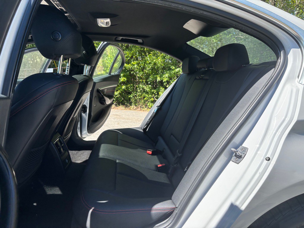 2017 BMW 3 Series Image 30