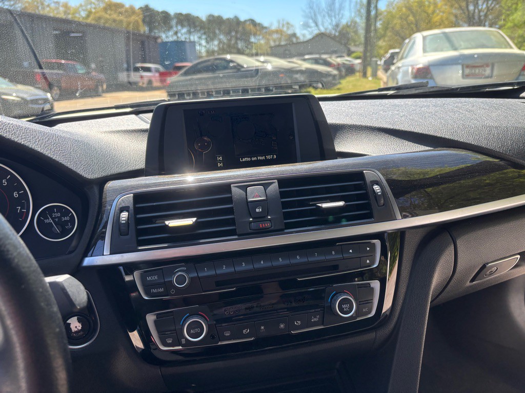 2017 BMW 3 Series Image 36