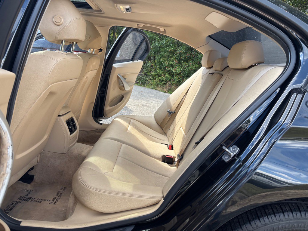 2015 BMW 3 Series Image 32