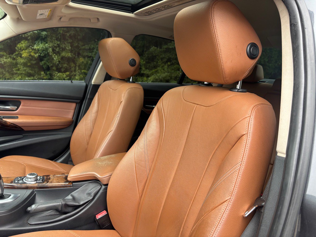 2012 BMW 3 Series Image 11