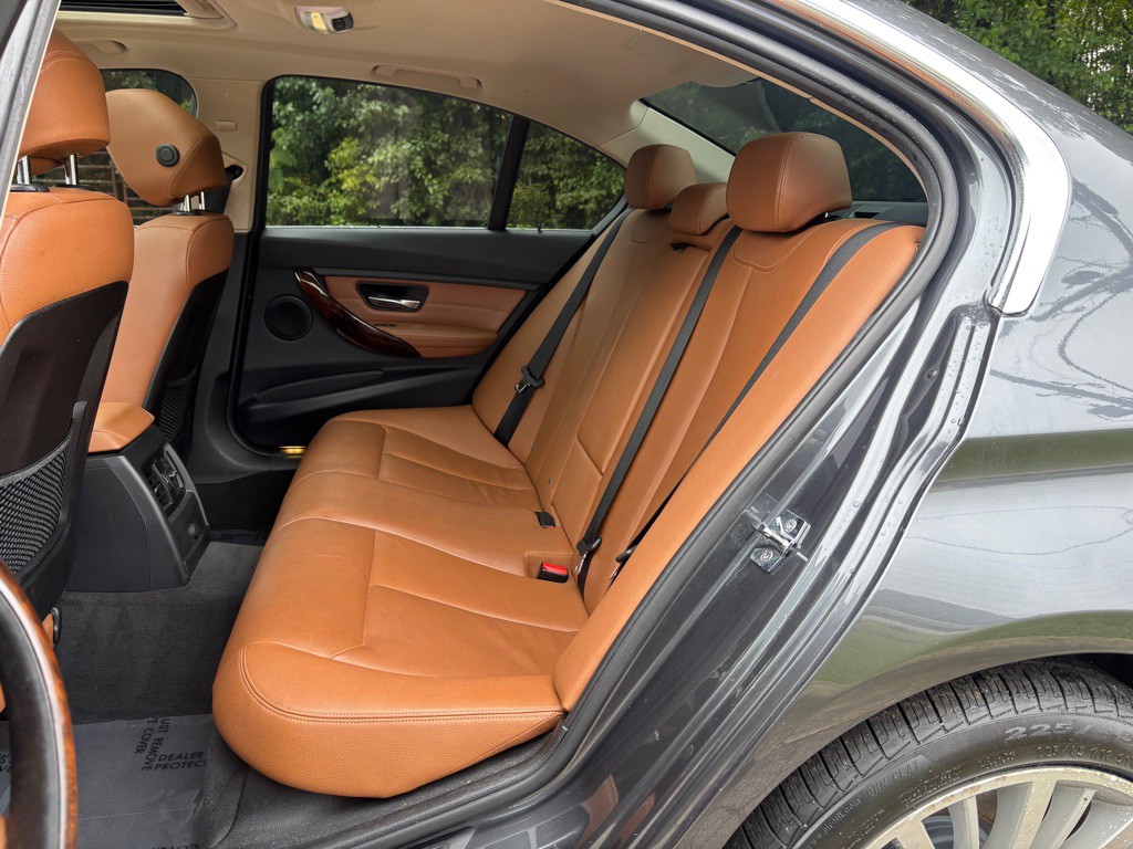 2012 BMW 3 Series Image 17