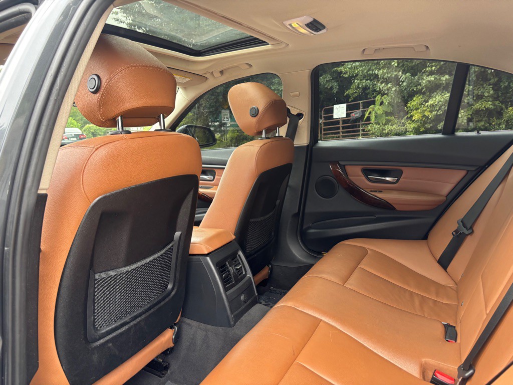 2012 BMW 3 Series Image 19