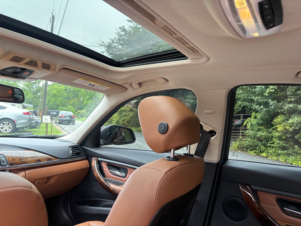 2012 BMW 3 Series Image 22