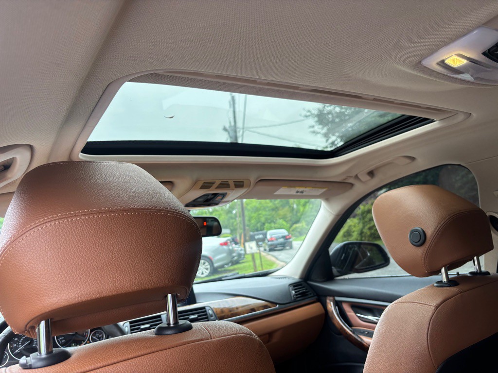 2012 BMW 3 Series Image 23