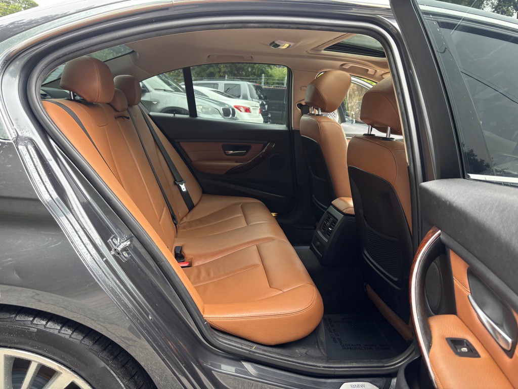 2012 BMW 3 Series Image 25