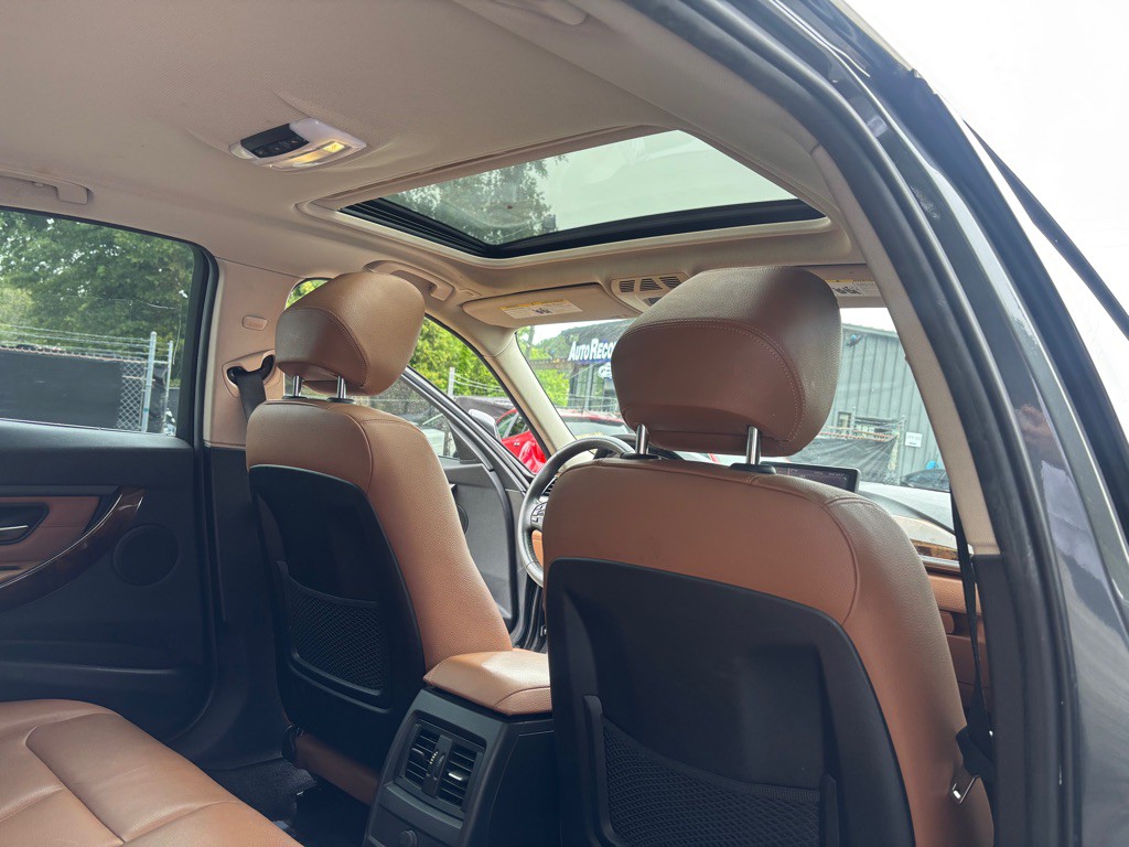 2012 BMW 3 Series Image 27