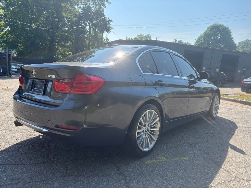 2012 BMW 3 Series Image 11