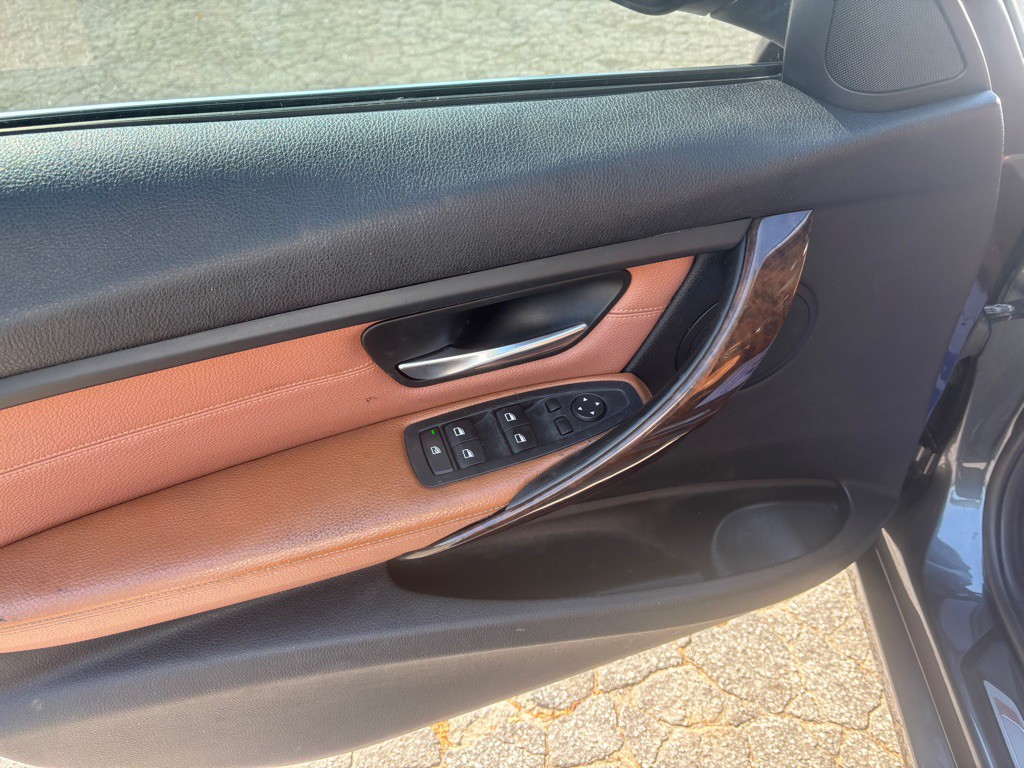2012 BMW 3 Series Image 15