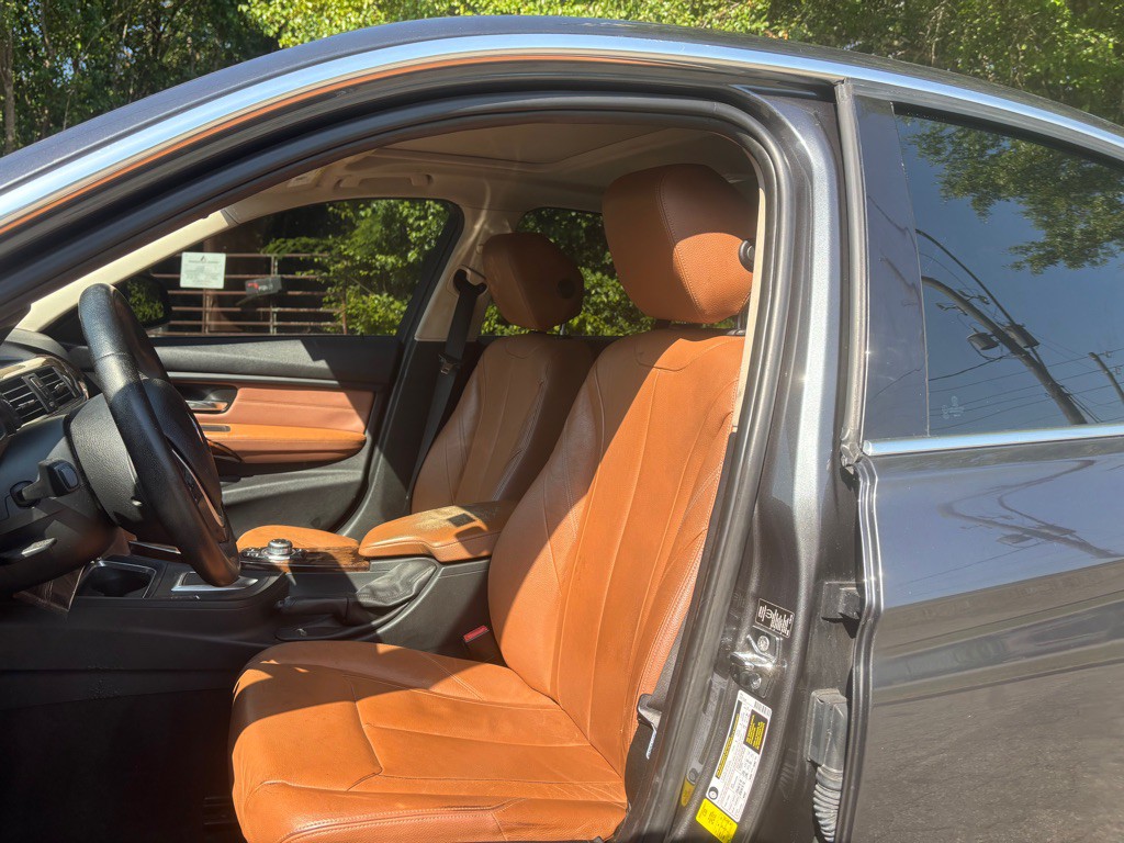 2012 BMW 3 Series Image 17