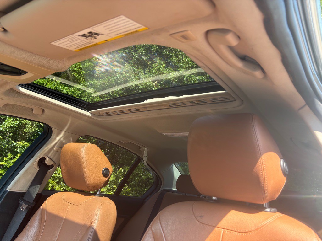 2012 BMW 3 Series Image 19