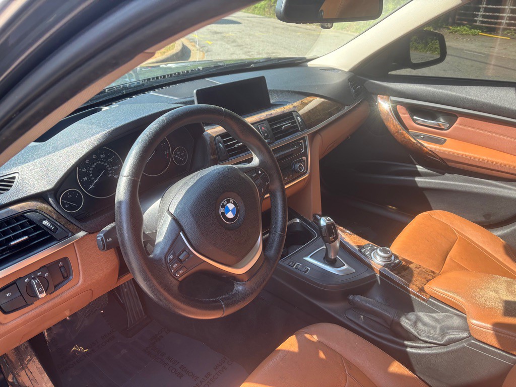2012 BMW 3 Series Image 21